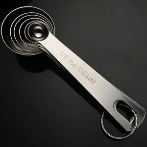 Juego de cucharas medidoras de acero inoxidable para cocina detalle de repostería.