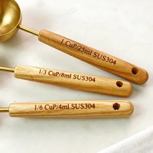 Cuillère mesure en acier inoxydable manche en bois vue détaillée pour cuisine pâtisserie.