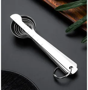 Détails du set de cuillères à mesure en inox, outils de pâtisserie imbriqués gradués.