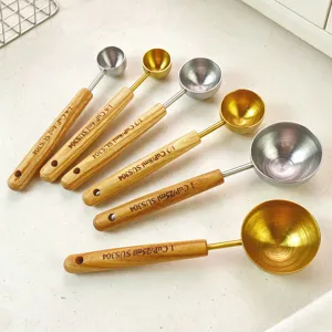 Cuillères à mesure en acier inoxydable avec manches en bois pour la cuisine et café.