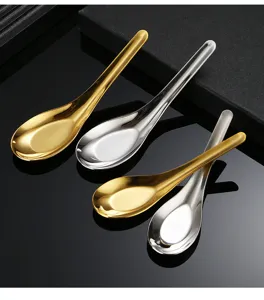Detailansicht von 304 Edelstahl Löffeln in Gold und Silber, glattes Design für Küche.