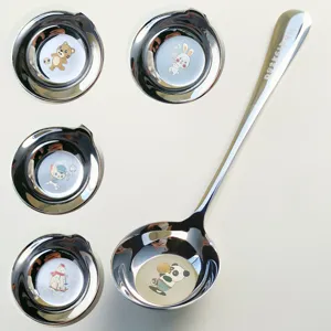 Jolie cuillère à soupe en acier inoxydable pour enfants, long manche, design épais.