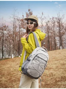 Vue détaillée du sac à dos de voyage décontracté, sac léger avec poches multifonctions.