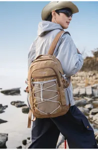 Vue detaillee du sac a dos de loisir avec motif carre et systeme de cordon elastique.