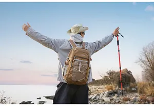 Vue de détail lifestyle en extérieur du sac à dos de voyage avec cordon élastique.