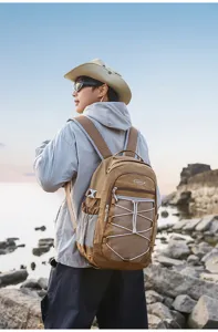 Sac à dos à carreaux marron décontracté pour hommes, sac de voyage élégant avec multiples poches.