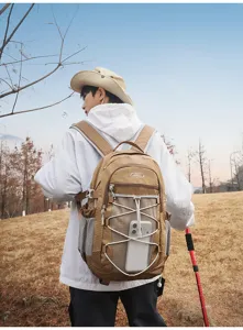Vue détaillée style de vie en plein air montrant un sac à dos à carreaux marron résistant.