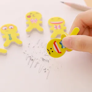 Vue détaillée de gommes mignonnes de visage souriant de dessin animé pour les étudiants.