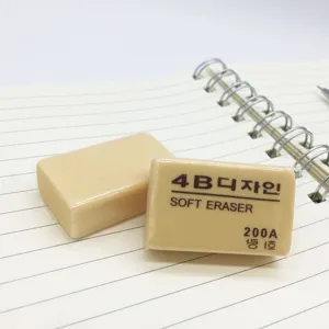 Gedetailleerd overzicht van een zachte 4B beige gum, geplaatst op een gelijnd notitieboek.