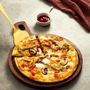 Vue detaillee de la spatule a pizza en acier inoxydable dore pour la patisserie et les fetes.