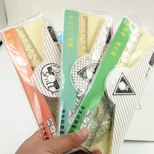 Détail de la règle d'étudiant en plastique transparent, papeterie quatre pièces.
