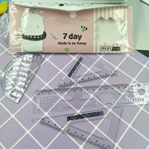 Set de règles transparentes pour étudiants avec rapporteur et équerre dans une trousse.