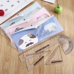 Ensemble de règles d'étudiant transparentes, détail d'outil de dessin géométrique plastique.