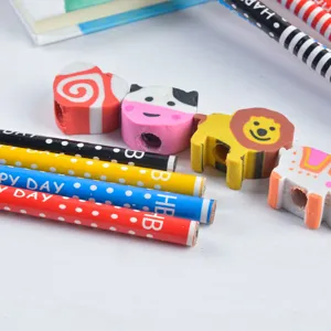 Primo piano dettagliato di simpatiche matite con motivi a pois colorati e topper di animali.