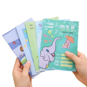 Bunte Grundschul-Mathe-Uebungshefte Set mit niedlichen Cartoon-Tier-Einbaenden fuer Kinder.