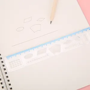 Vue détaillée de la règle pochoir géométrique transparente, outil de dessin multifonctionnel.