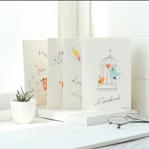 Süßes A5 Softcover Notizbuch mit frischem Vogel-Design, ideal für tägliches Tagebuchschreiben.