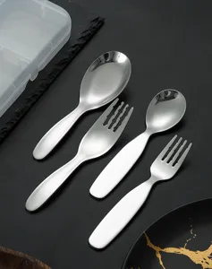 Ensemble cuillère et fourchette pour enfants en inox pour l'apprentissage de bébé avec boîte.
