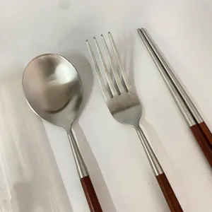 Set di posate portatile in acciaio inossidabile con manico in legno per viaggi.