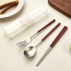 Set di posate in acciaio inossidabile con manico in legno, dettaglio forchetta cucchiaio.