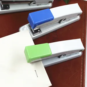 Agrafeuse de bureau en métal avec capuchon coloré, agrafeuse manuelle compacte pour travail et étude.