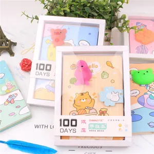 Detailopname van creatieve schattige antistress notitieboek cadeauverpakking met 3D cartoonontwerp.
