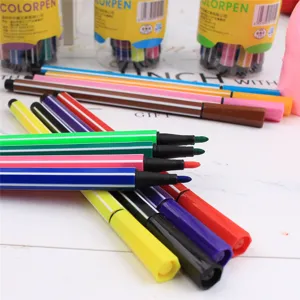 Vue détaillée de crayons de couleur aquarelle dans des fûts transparents, parfaits pour l'art.