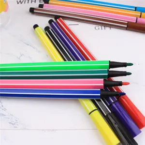Ensemble de feutres de aquarelle colorés avec un design de corps rayé pour dessin et écriture.