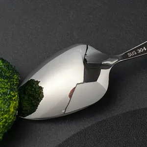 Cuillère à dîner en acier inox détail, surface polie matériau 304 ustensile cuisine.