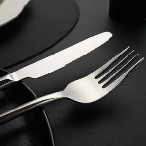 Edles Besteck Detailaufnahme, modernes silbernes Messer und Gabel Set für den Esstisch.
