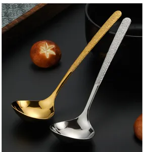 Juego de cucharas de servir de acero inoxidable con mango texturizado para la mesa.