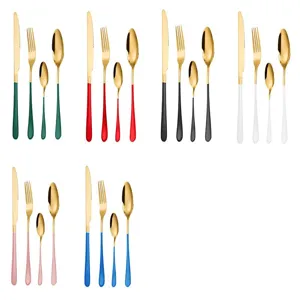 Set de couverts en acier inoxydable avec tete doree et manches colores pour table.