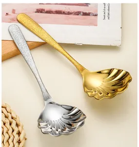 Set de cuillères de service en acier, bol coquillage et manche martelé or et argent.