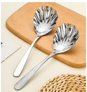 Cuillère de service en acier inoxydable avec bol coquille et manche martelé pour hôtel cuisine.