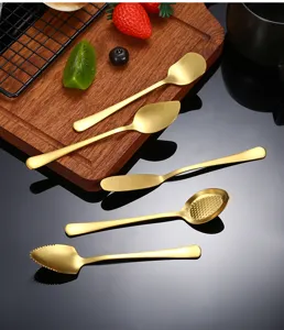 Juego de cucharas de acero inoxidable dorado con varias formas para café y postres.