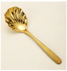 Cuillère à coquillage en acier inoxydable doré avec manche texturé pour table élégante.