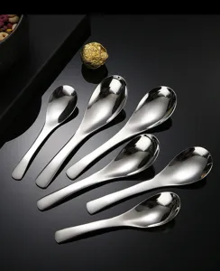 Set di cucchiai in acciaio inossidabile, design rotondo profondo per dessert e zuppa.