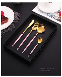 Set de couverts en acier inoxydable avec manches plats roses et finition dorée brillante.