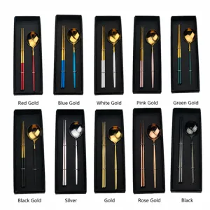 Set regalo bacchette e cucchiaio in acciaio inox in colori assortiti, 10 varianti.
