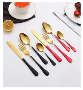 Set de couverts en acier inoxydable avec couteaux, fourchettes, cuillères dorés et manches