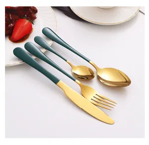 Set de couverts en acier inoxydable avec poignées vert foncé et finition dorée élégante.
