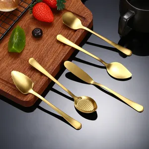 Set cubiertos acero inoxidable dorado estilo europeo, cucharas café, fruta, cuchillo mantequilla.