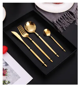 Juego de cubiertos de acero inoxidable dorado con cuchillo tenedor cuchara en caja de regalo.