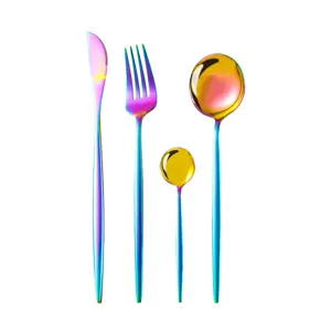 Vue détaillée d'un set de couverts en acier inoxydable multicolore, couteau et cuillères.