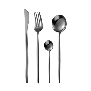 Set de couverts en acier inoxydable avec couteau fourchette et cuillères à manche fin.