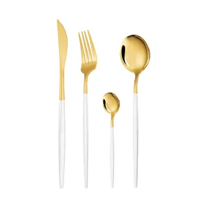 Set de couverts en acier inoxydable avec manches blancs et finition dorée, élégant et chic.