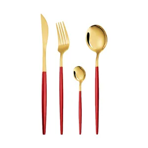 Set de couverts en acier inoxydable avec manches rouges et finition dorée, style portugais.