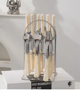 Ensemble de couverts en acier inoxydable avec poignées fromage et support de rangement.