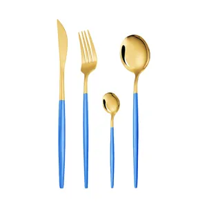 Set de couverts en acier inoxydable finition dorée et manche plat bleu, design élégant de table.