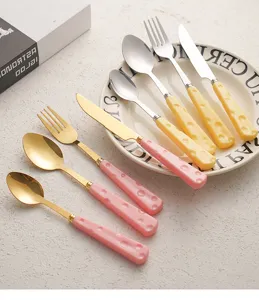 Set de couverts en acier inoxydable avec poignées en plastique créatives en forme de fromage.